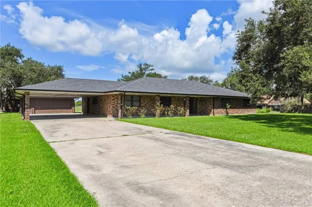 $484,900 | 13758 Highway 23, Belle Chasse, LA 70037