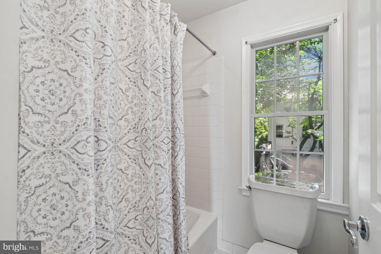 5105 Warren Place Northwest Washington, DC 20016 - Photo 27 of 39 Bath