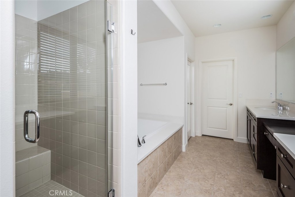 136 Long Fence Irvine, CA 92602 - Photo 19 of 26 a bathroom with a tub sink and mirror