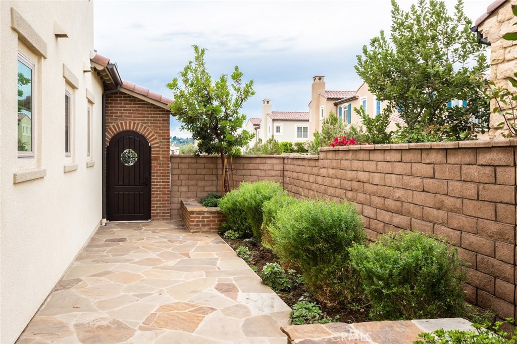 136 Long Fence Irvine, CA 92602 - Photo 3 of 26 a backyard of a house with lots of green space