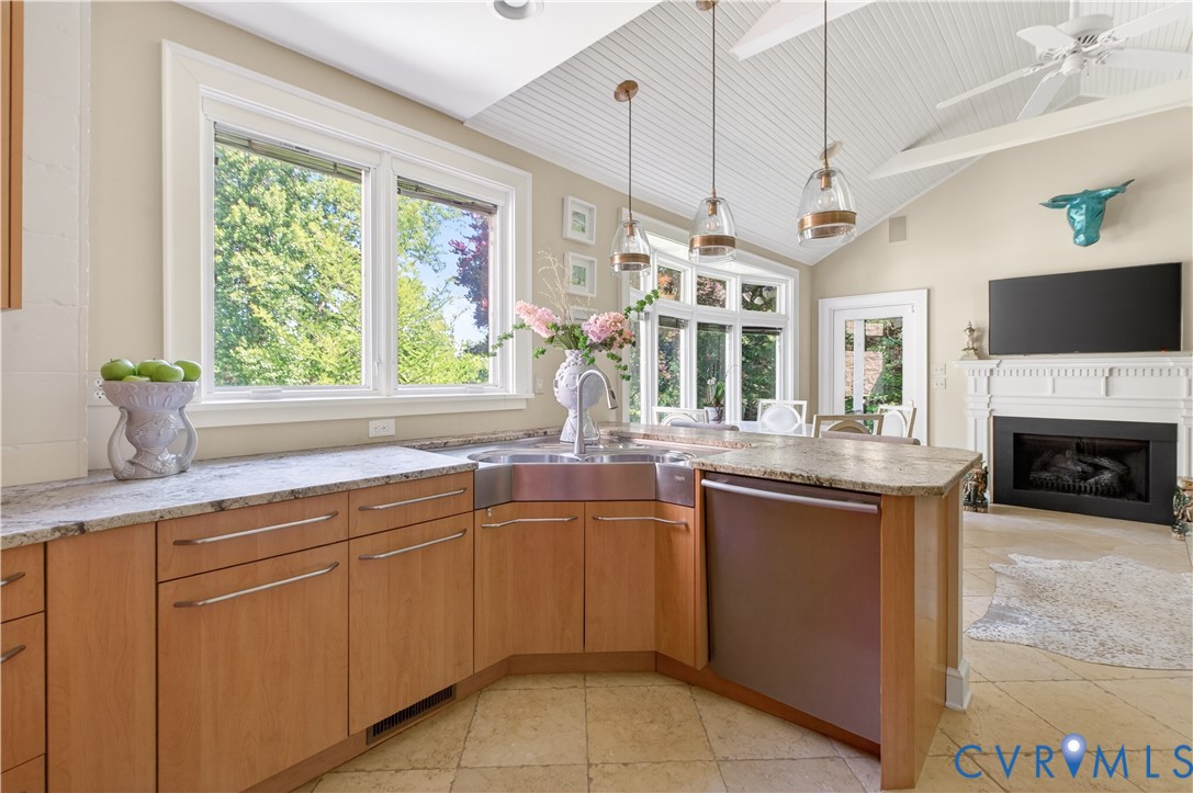 4634 Butte Road Richmond, VA 23235 - Photo 10 of 60 Eat in kitchen with river view