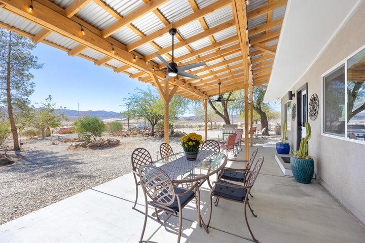 69450 Amboy Road Twentynine Palms, CA 92277 - Photo 42 of 46 a view of a patio with a table and chairs