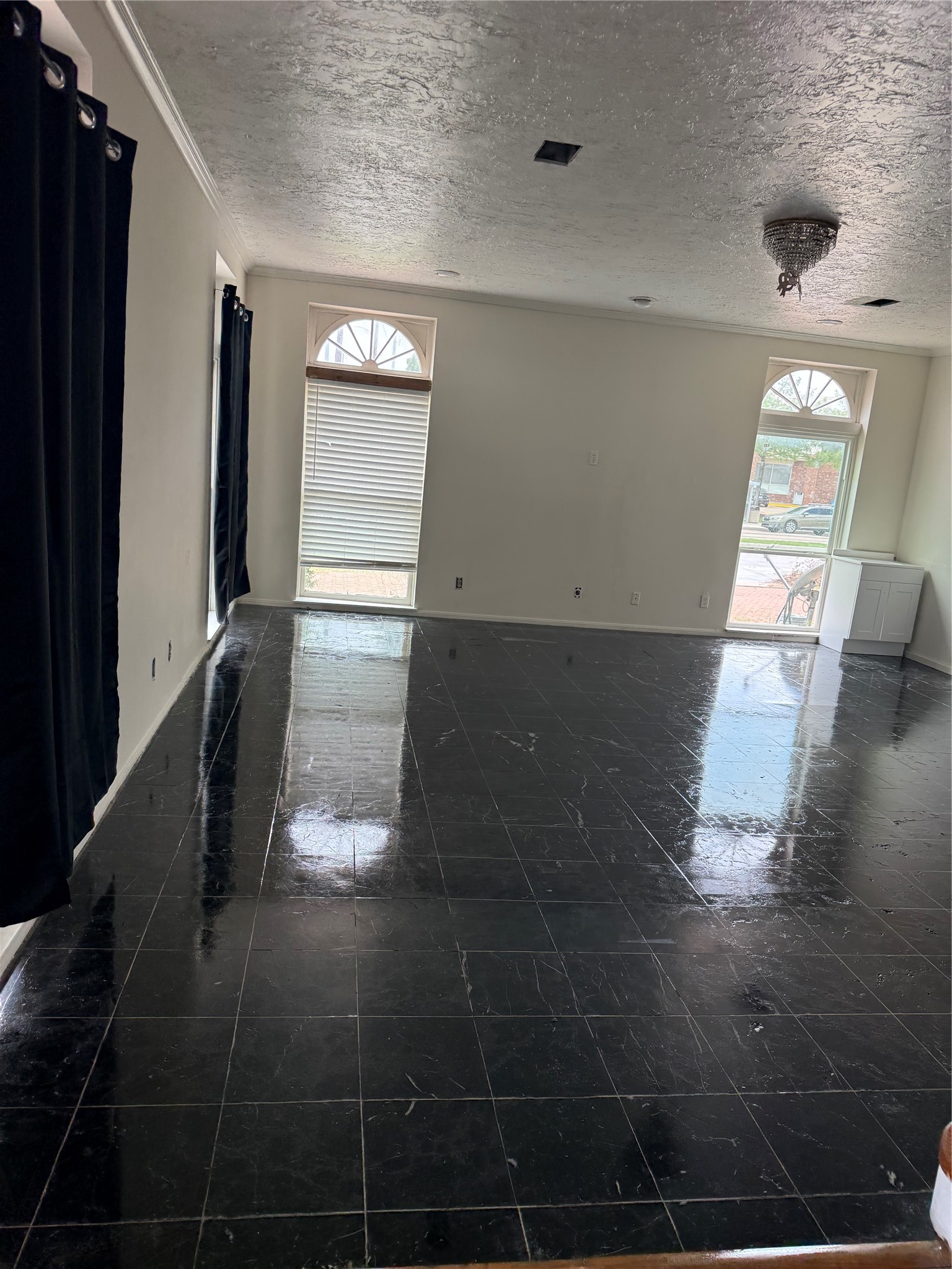 8528 Beechnut Street Houston, TX 77036 - Photo 4 of 11 HIGH CELING