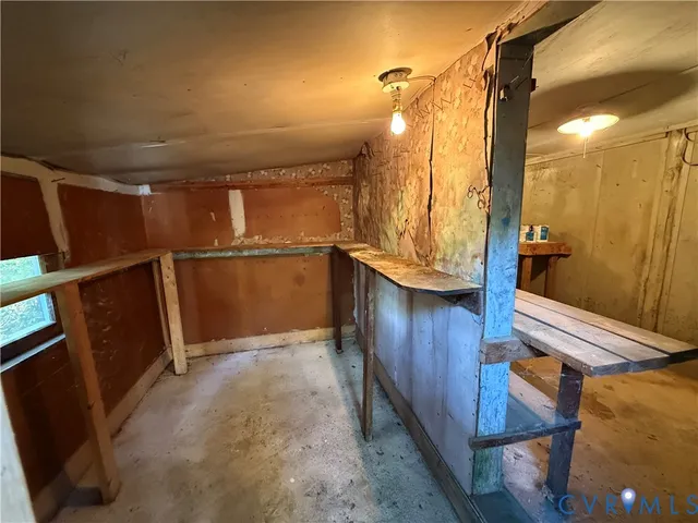 a view of walk in closet