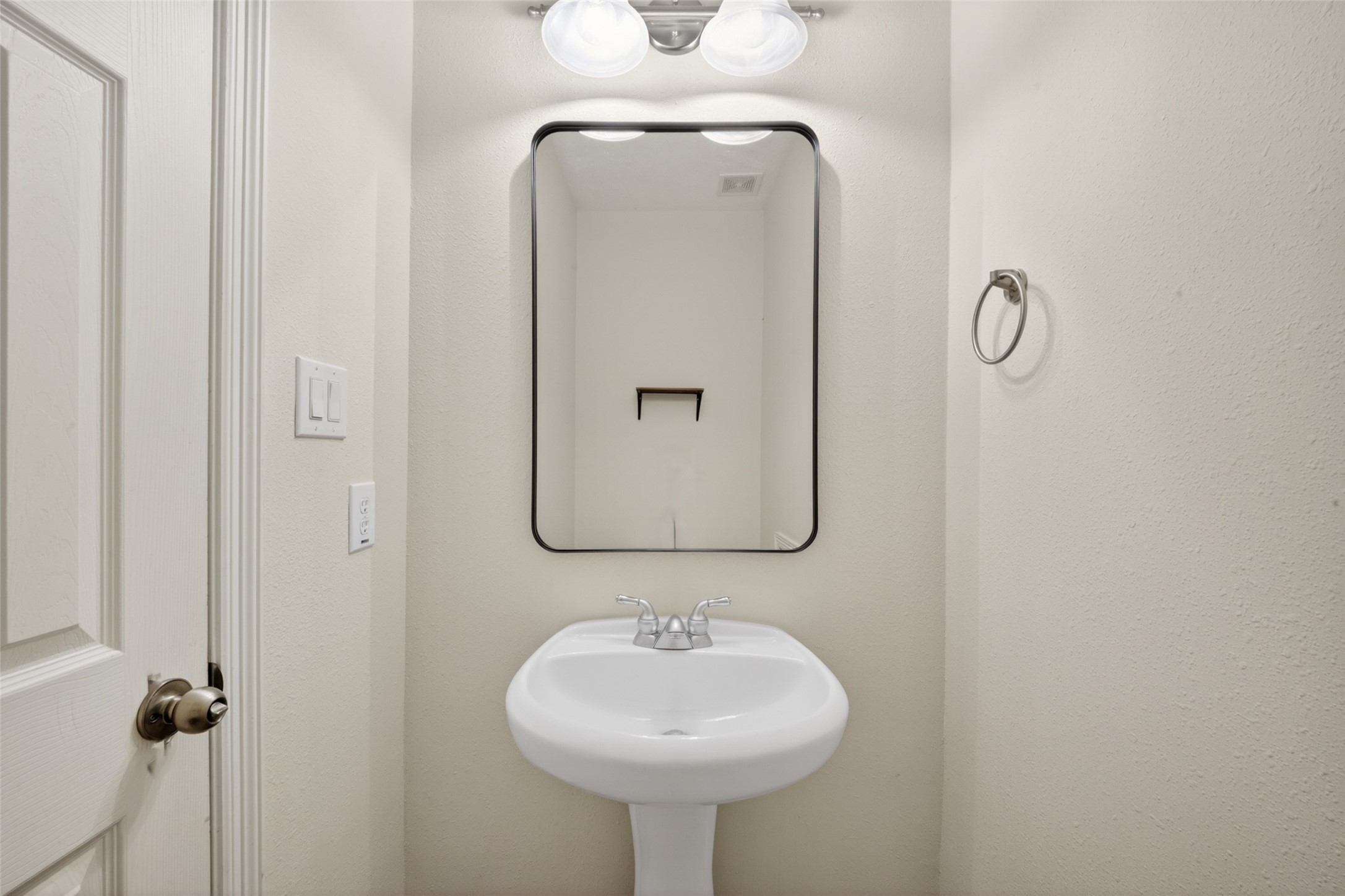 1807 Stacy Crest Houston, TX 77008 - Photo 12 of 35 a bathroom with a sink and a mirror
