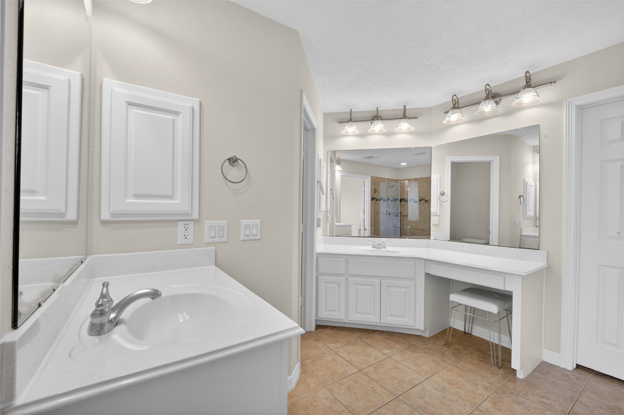 1807 Stacy Crest Houston, TX 77008 - Photo 25 of 35 a bathroom with a sink and a mirror