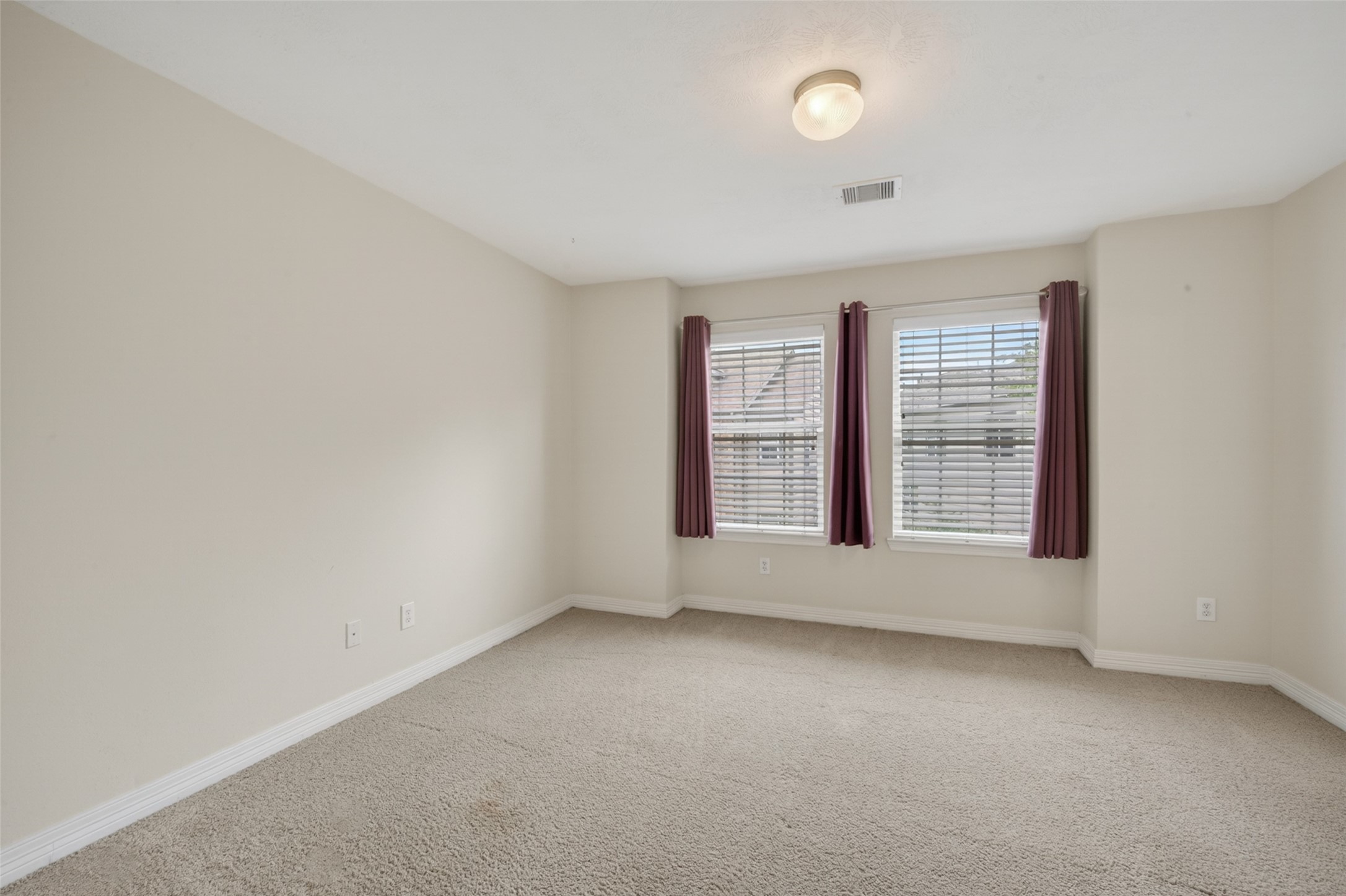 1807 Stacy Crest Houston, TX 77008 - Photo 28 of 35 an empty room with windows