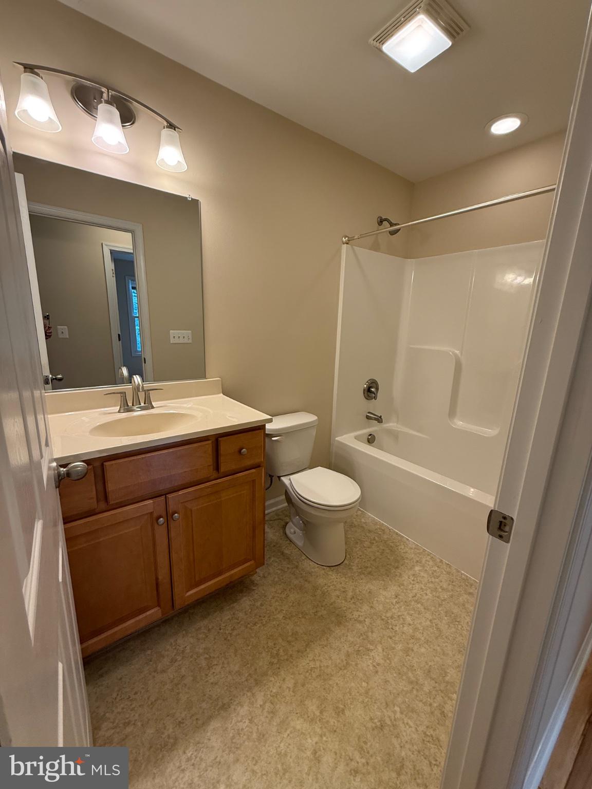 29 Farm View Road Front Royal, VA 22630 - Photo 10 of 17 Hall bathroom with tub.