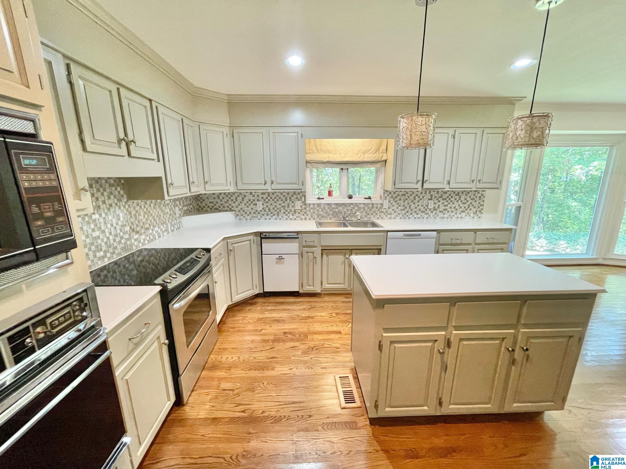 220 Thompson Road Alabaster, AL 35007 - Photo 14 of 31