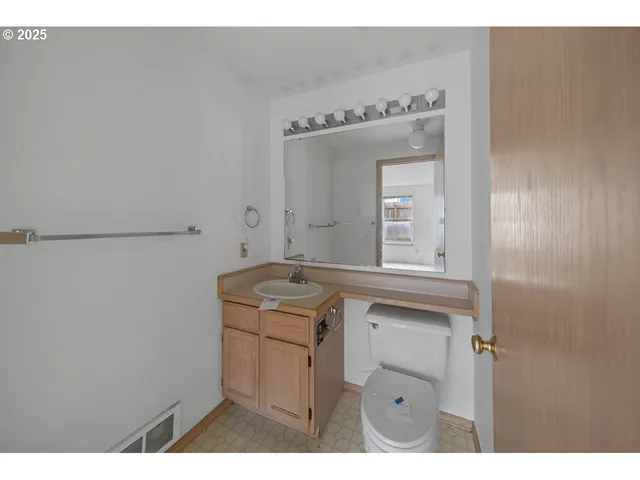 $319,000 | 1924 Garfield Street, North Bend, OR 97459