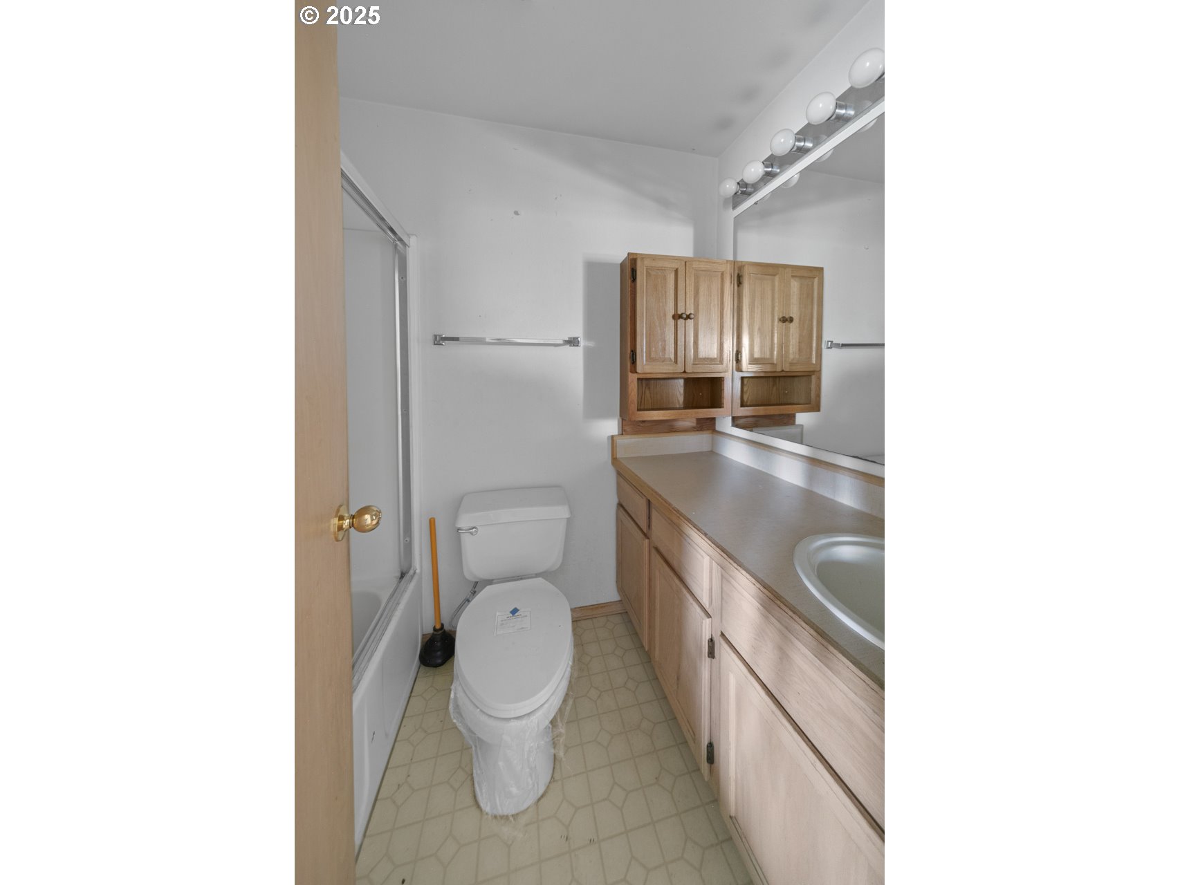 1924 Garfield Street North Bend, OR 97459 - Photo 20 of 33 a bathroom with a toilet sink and mirror