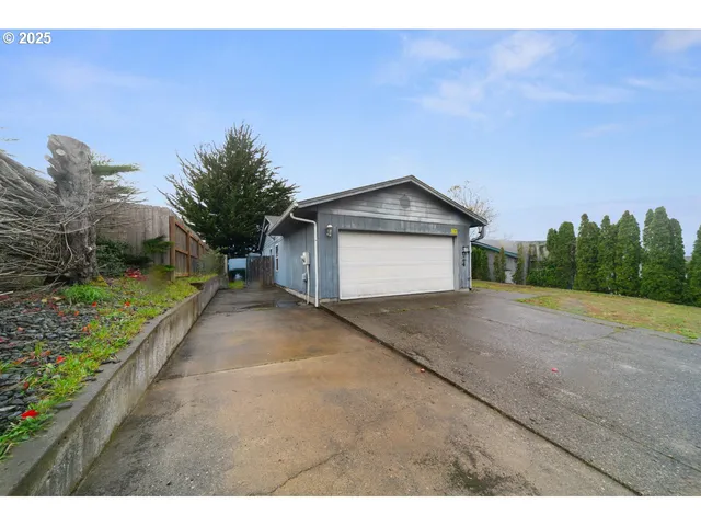$319,000 | 1924 Garfield Street, North Bend, OR 97459