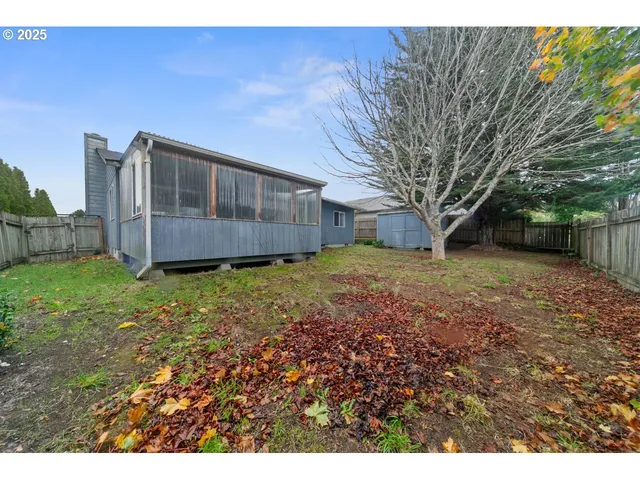 $319,000 | 1924 Garfield Street, North Bend, OR 97459