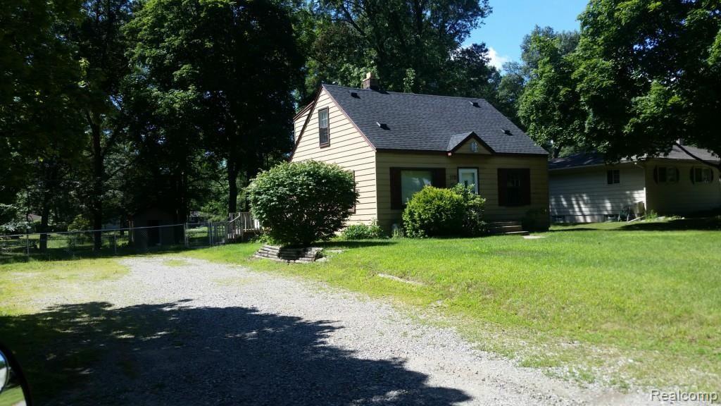 5733 Crescent Road Waterford, MI 48327 - Photo 1 of 5