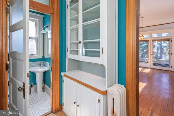 a en suite bathroom with a sink and a mirror