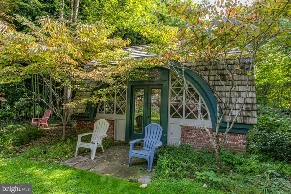 a view of yard with green space