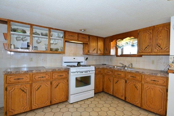 1076 Newhall Street Fall River, MA 02721 - Photo 16 of 30 Gallery Image 16
