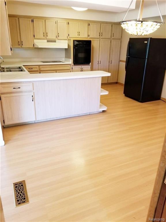 29333 Ridgefield Avenue Warren, MI 48088 - Photo 10 of 27