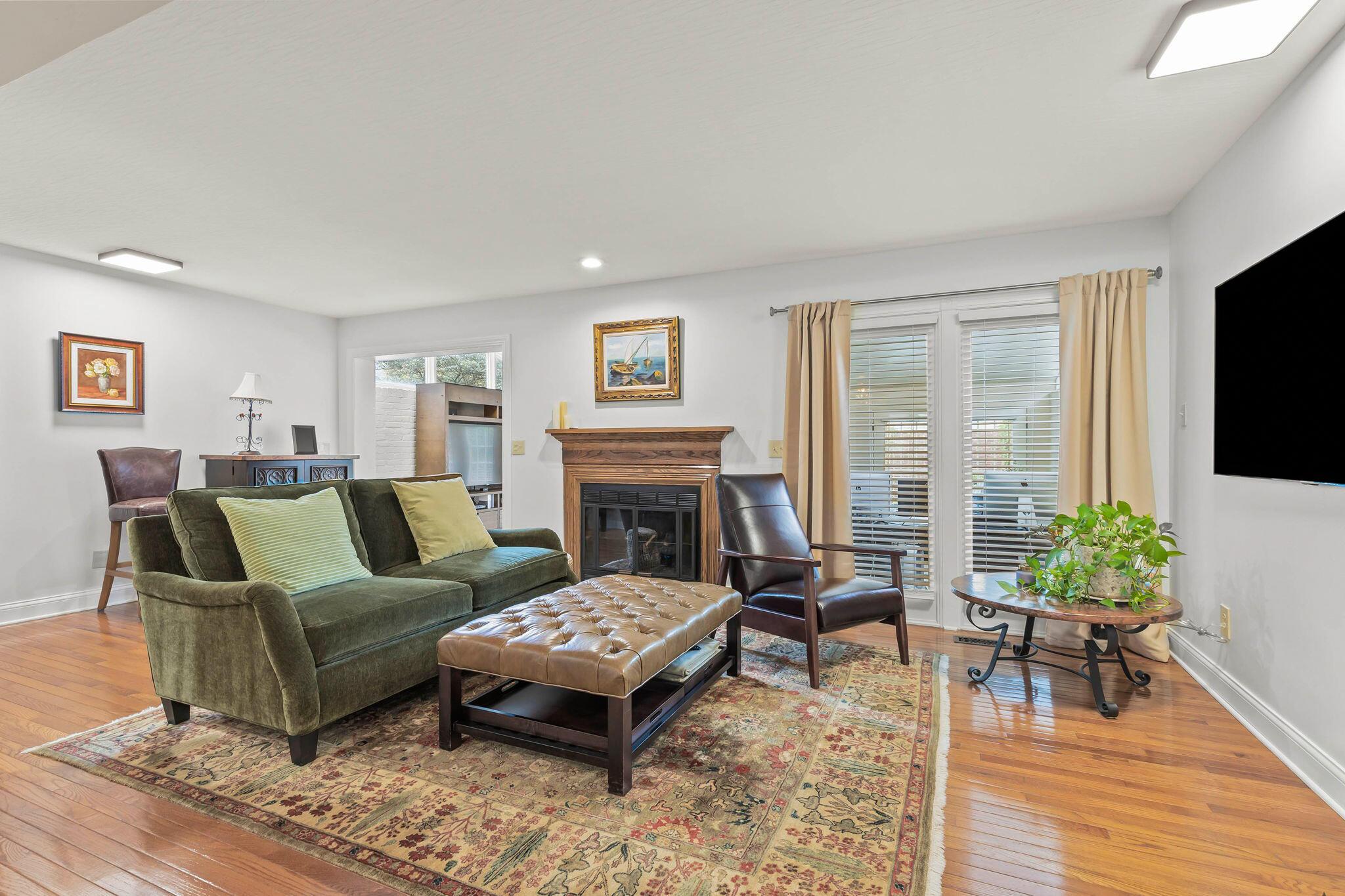 2155 Sandston Road Columbus, OH 43220 - Photo 9 of 40 Living Room