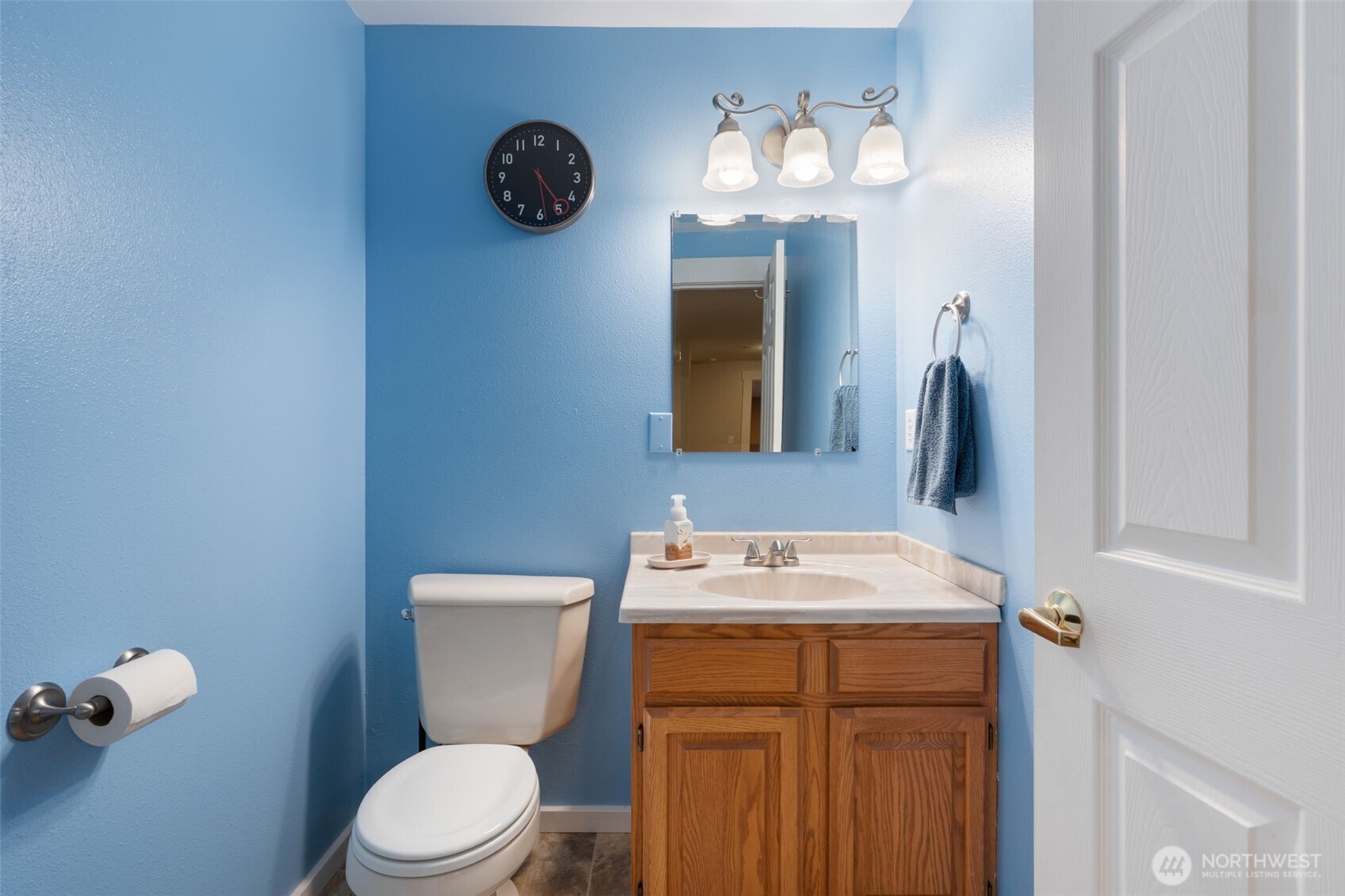 308 Brockway Road Chehalis, WA 98532 - Photo 25 of 40 a bathroom with a toilet and a sink