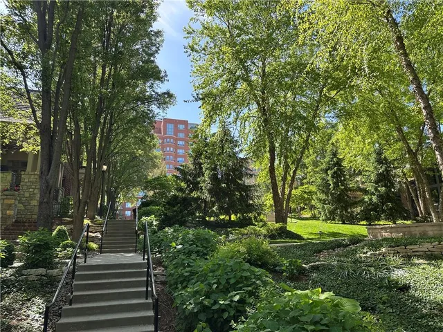 $700,000 | 4950 Central Street, Unit 102, Kansas City, MO 64112