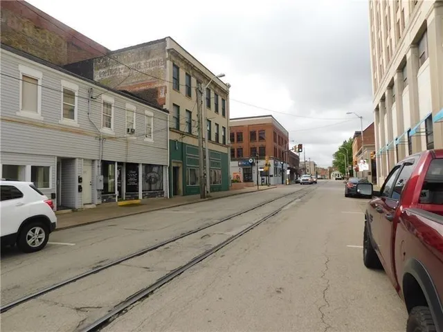 a buildings with car parked in front of it
