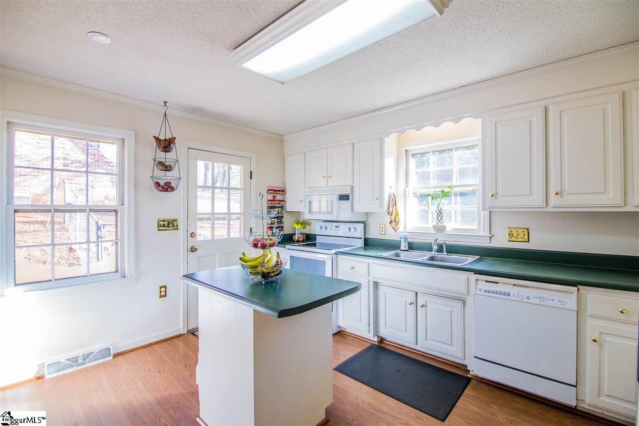 108 Holly Road Taylors, SC 29687 - Photo 3 of 23 Gallery Image 3