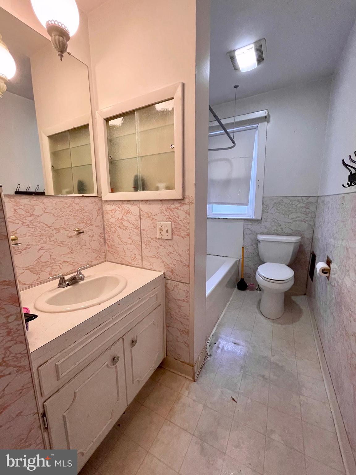 1124 Exeter Street Reading, PA 19604 - Photo 22 of 39 Full Bath