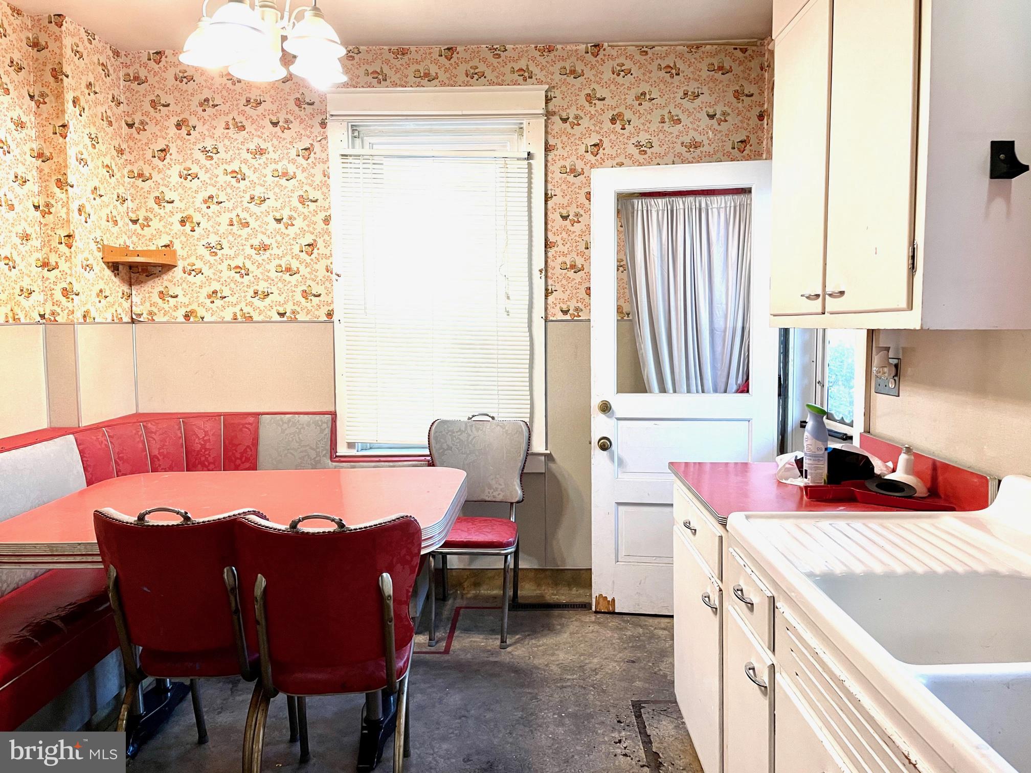 1124 Exeter Street Reading, PA 19604 - Photo 4 of 39 Eat in Kitchen