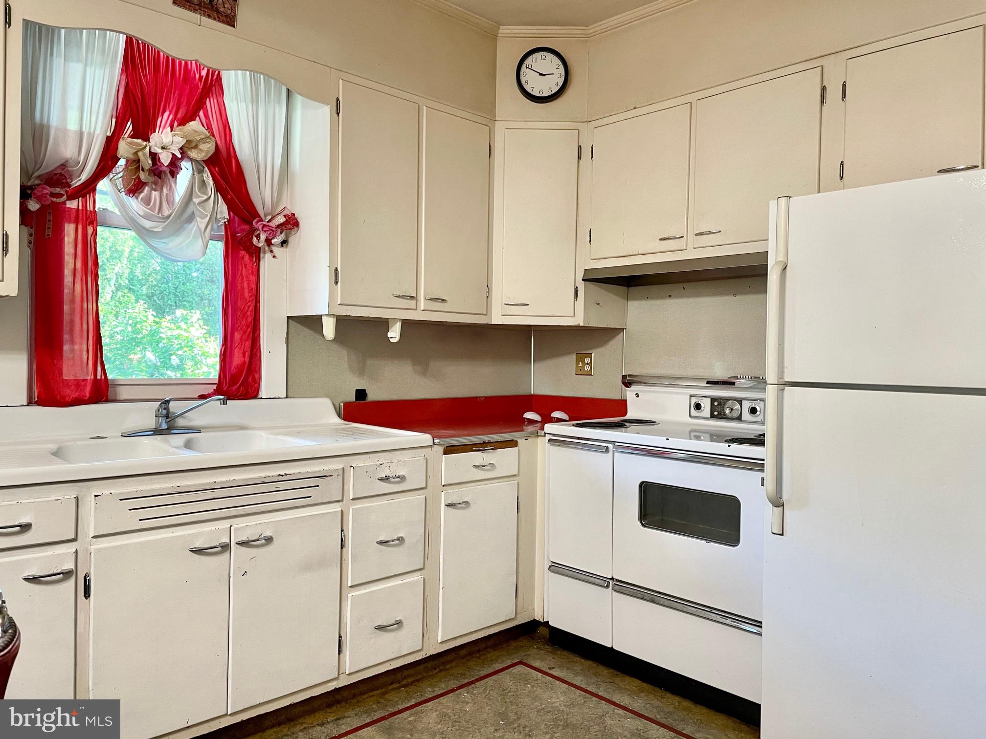 1124 Exeter Street Reading, PA 19604 - Photo 5 of 39