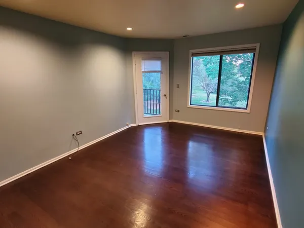 $2,200 | 357 Bloomfield Lane, Unit 3, Glen Ellyn, IL 60137