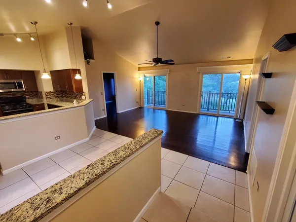 $2,200 | 357 Bloomfield Lane, Unit 3, Glen Ellyn, IL 60137