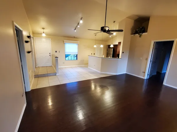 $2,200 | 357 Bloomfield Lane, Unit 3, Glen Ellyn, IL 60137