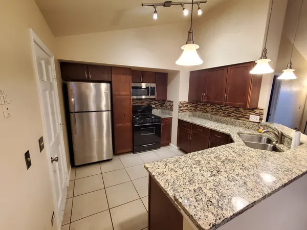 $2,200 | 357 Bloomfield Lane, Unit 3, Glen Ellyn, IL 60137