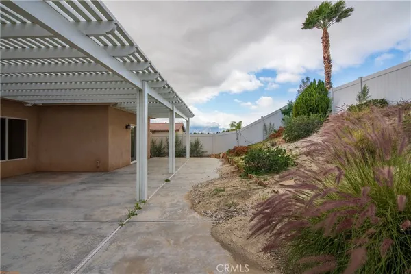 a view of a backyard