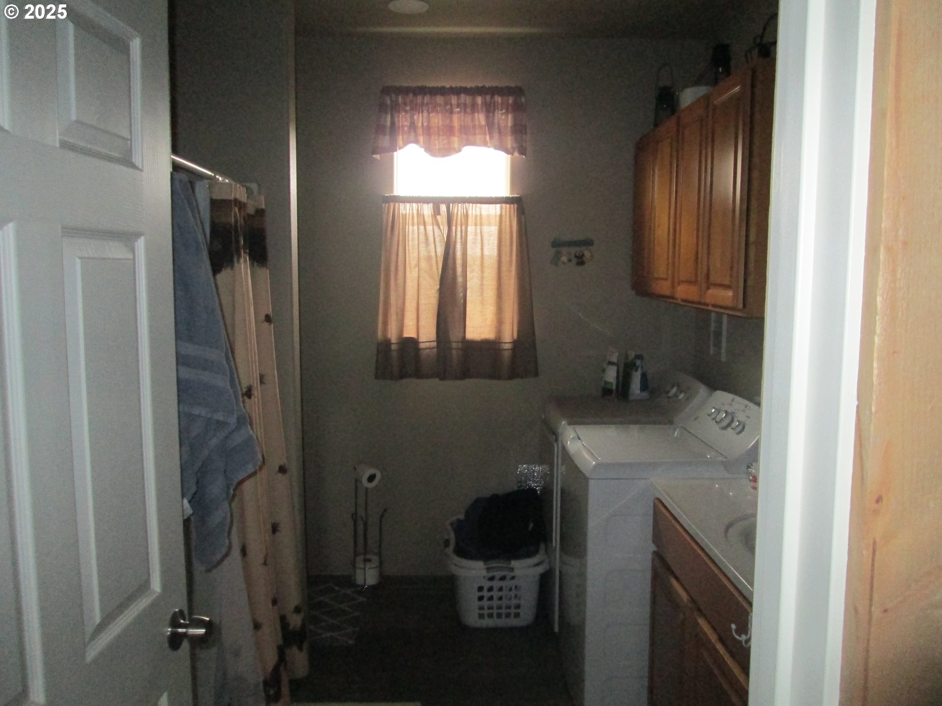 404 Pendleton Avenue Ukiah, OR 97880 - Photo 11 of 12 a bathroom with a sink a toilet and shower