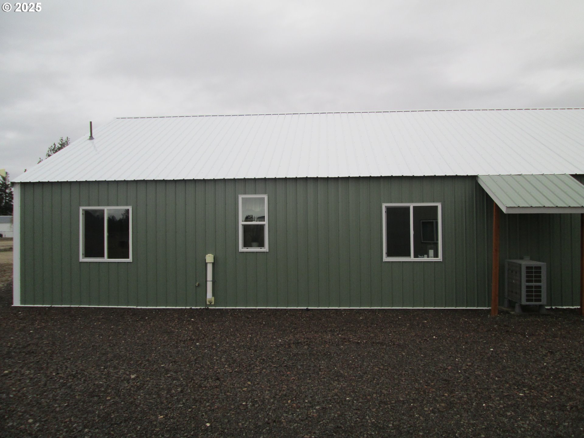 404 Pendleton Avenue Ukiah, OR 97880 - Photo 3 of 12 a room with a window
