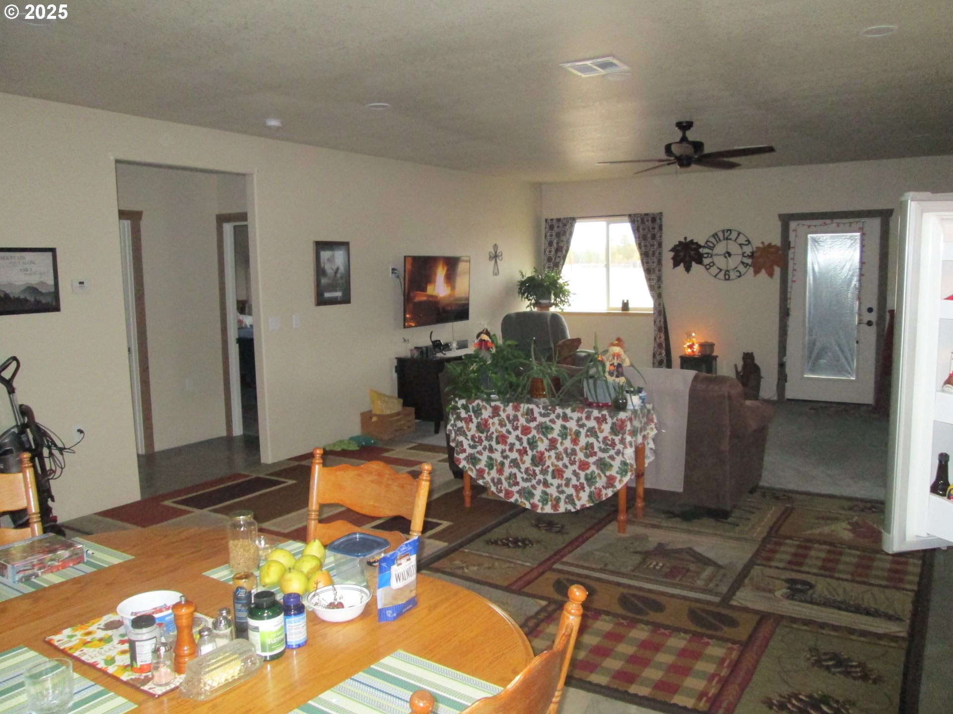 404 Pendleton Avenue Ukiah, OR 97880 - Photo 7 of 12 a living room with furniture