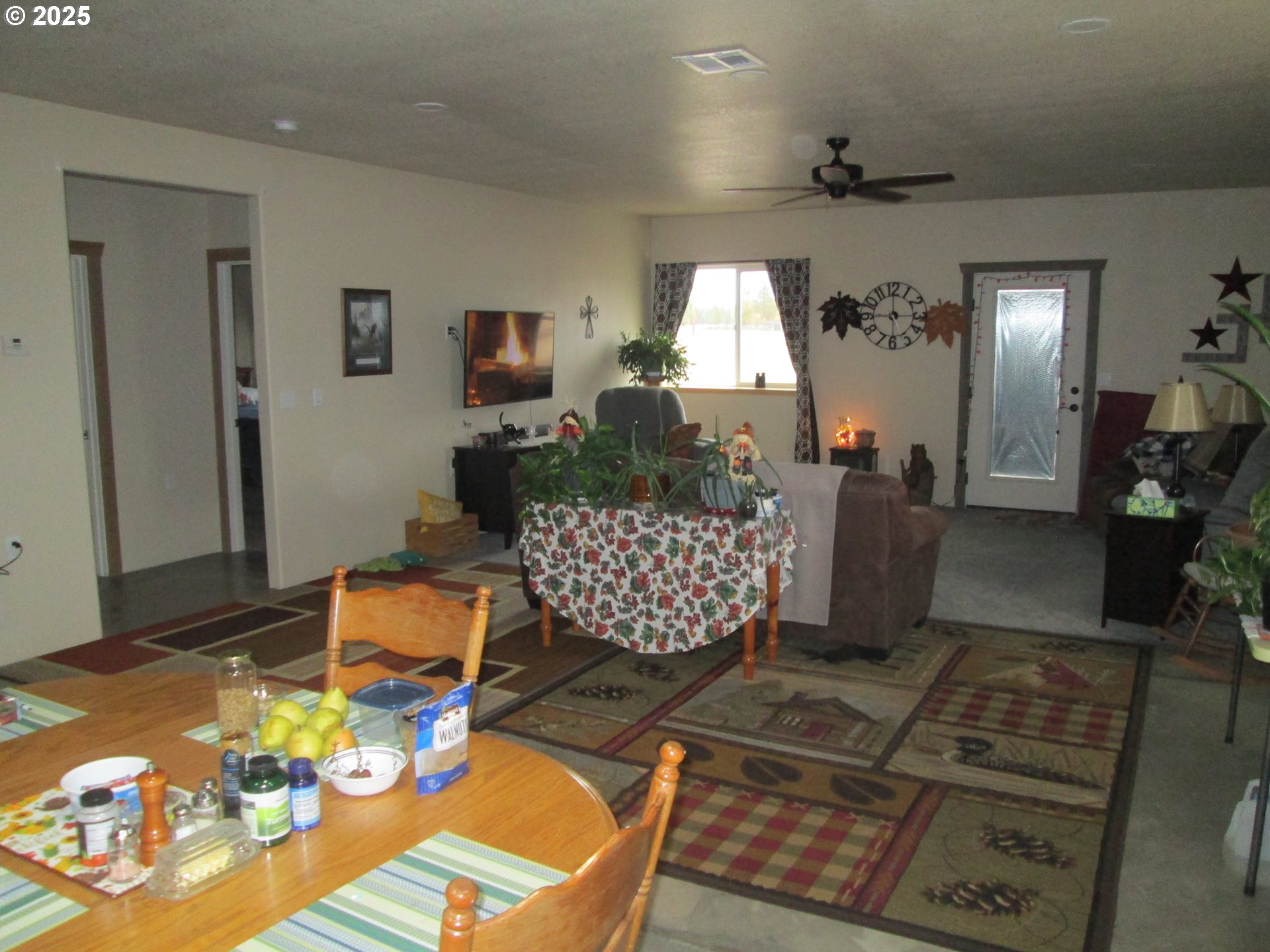 404 Pendleton Avenue Ukiah, OR 97880 - Photo 8 of 12 a living room with furniture and wooden floor