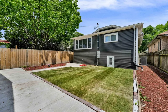 a view of backyard of the house