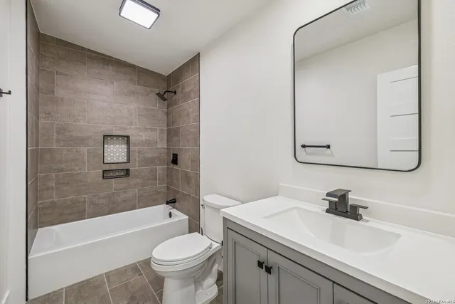 $650,000 | 300 County Road 5781, Castroville, TX 78009