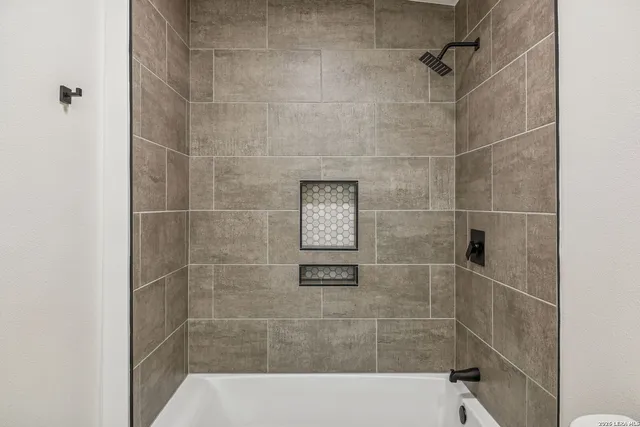 $650,000 | 300 County Road 5781, Castroville, TX 78009