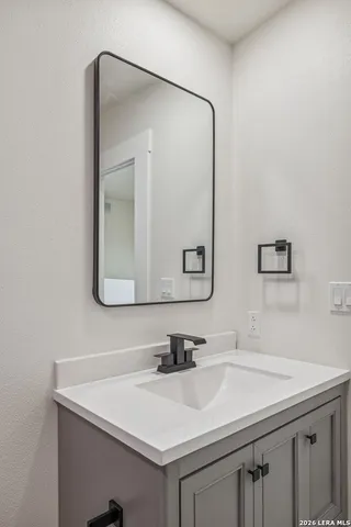 $650,000 | 300 County Road 5781, Castroville, TX 78009