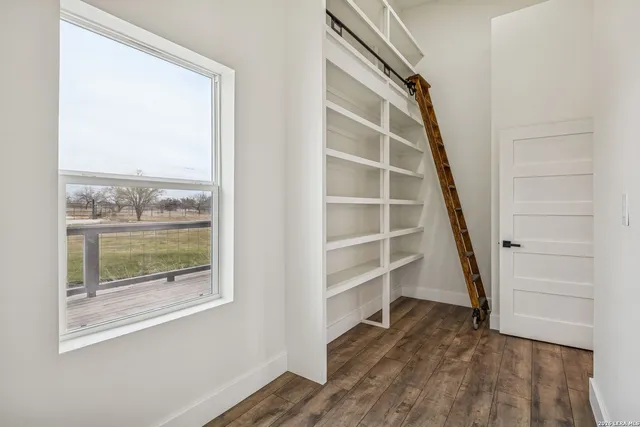 $650,000 | 300 County Road 5781, Castroville, TX 78009