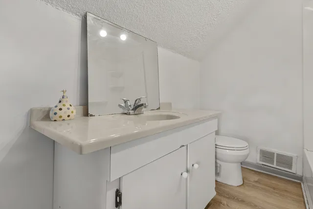 $290,000 | 537 Hartford Avenue, Aurora, IL 60506