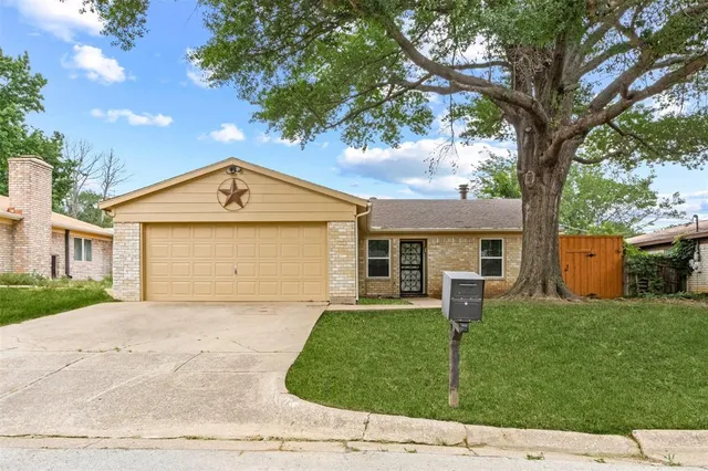 $2,200 | 301 Hallmark Drive, Arlington, TX 76011
