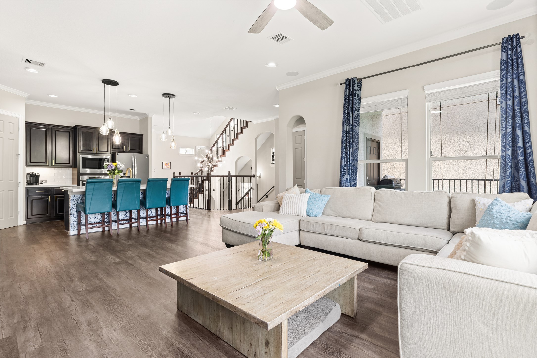 High ceiling Family room with lots of natural lighting. Built-in surround sound speakers. Upgraded ceiling fan/lighting. Custom draperies!
