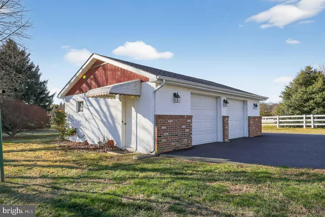 a view of a house with backyard and garden