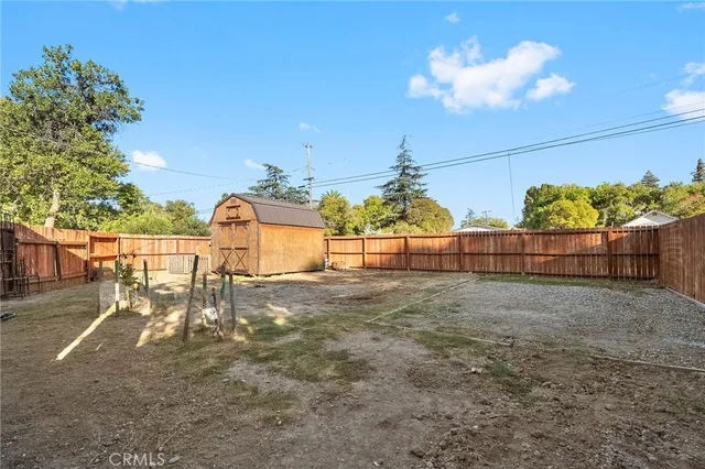 a view of a backyard