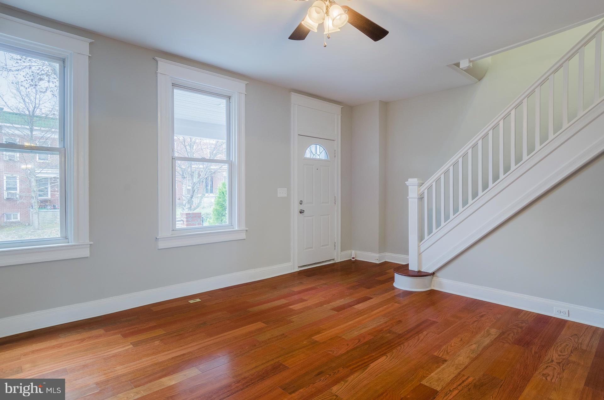 109 South Tremont Road Baltimore, MD 21229 - Photo 4 of 30 Living Room